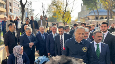 İçişleri Bakanı Yerlikaya Kocaeli'de! Namazını Yeni Cuma'da kıldı