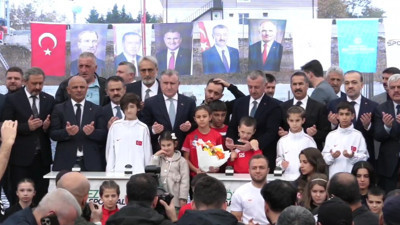 Bakan açılışa geldi, AKP'li başkanlara övgüler sıraladı