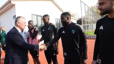 Kocaelisporlu futbolculara Büyükakın'dan baklavalı sürpriz ziyaret!