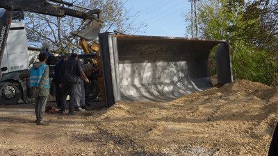 İzmit’te mıcır yüklü kamyonun damperi devrildi, Sürücü fenalık geçirdi