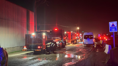 Kocaeli'de geri dönüşüm deposunda yangın! 1 işçi yaralandı