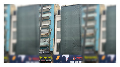 Korkutan görüntü. İşletmeci dayanmayan İzmit’teki meşhur bina ile yanındaki binanın arası açılıyor!