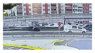 Kocaeli'de beton bariyere çarpan otomobil devrilip sürüklendi: Kaza anı kamerada