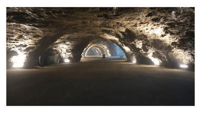 Yerin 150 metre altındaki bu mağarada şifa arıyorlar