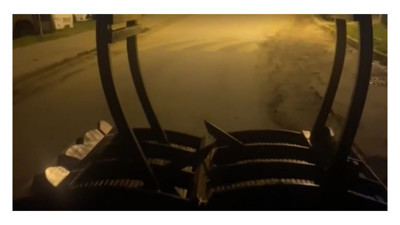 Bu kadar da olmaz. Parktaki çardağı yerinden söküp, yola ters koydular!