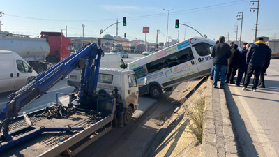 Kocaeli'de park halindeki minibüs D-100’e düştü