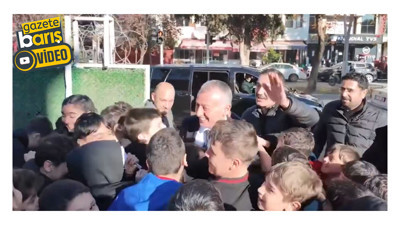 Büyükakın’ın etrafını sevgiyle öyle sardılar ki neredeyse düşecekti!