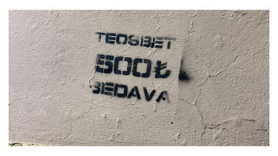 Emniyet uyuyor mu? İzmit Lisesi önünde yasa dışı bahis reklamı!