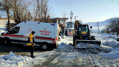 Ekipler ambulansın yolunu açtı, anne ve bebek hastaneye ulaştırıldı