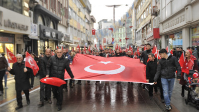 Gebze’deki şehit ailelerinden bayrağımıza saygı yürüyüşü