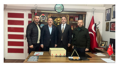 Rizeliler MHP’ye bir kutu çayla gitti