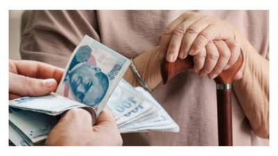 En düşük emekli maaşı farkları hesaplara yattı, emekliler ATM’lere akın etti