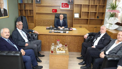 Protokol nezaketi yükleniyor. Büyükgöz, MHP Kocaeli'de kapıya yakın oturtuldu!