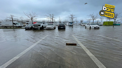 Deniz taştı! İzmit’te sahil otoparkı sular altında