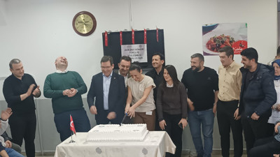 Kocaeli'de maaşları 90 bin TL olan işçiler pasta keserek kutlama yaptı