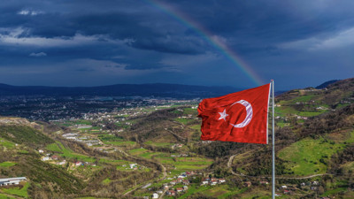 Gökkuşağı ve Türk bayrağı aynı karede buluştu