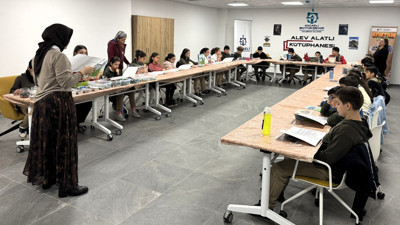 Kocaeli’de Hurda kablo, pil ve klavye parçalarından sanat eserine