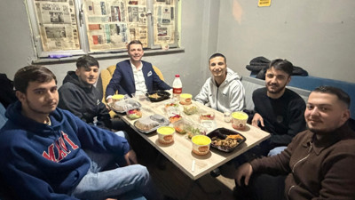 AKP’lilerin misafir olduğu evde camlar perde yerine gazetelerle kaplanmış