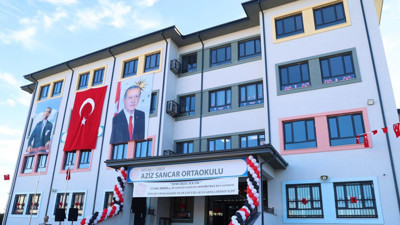 O okuldaki veliler ve öğrenciler isyanda