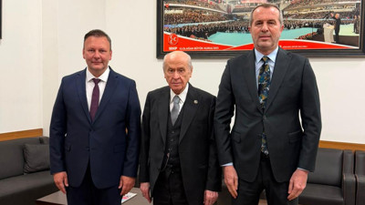MHP’nin yeni il başkanı Bahçeli’nin elini öpmeye gitti