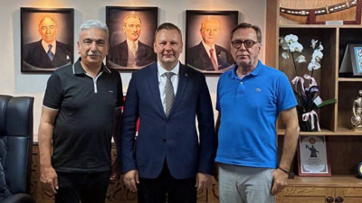 CHP’li kankalardan MHP binasında il başkanıyla poz
