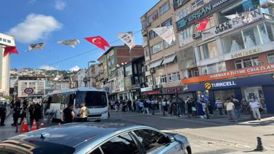 Polis giriş çıkışa izin vermiyor! İzmit Belediyesi personeli belediye önünde kaldı