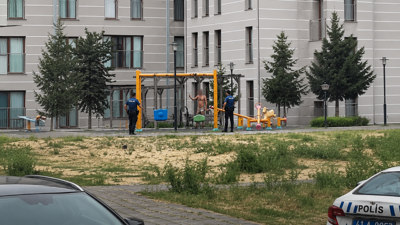 Çocuk parkında elinde bıçakla cinnet geçiren şahsı polisler ikna etti