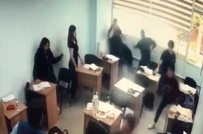 Kurs merkezinde dehşet anları: Sınıfa girip öğrenciye saldırdı