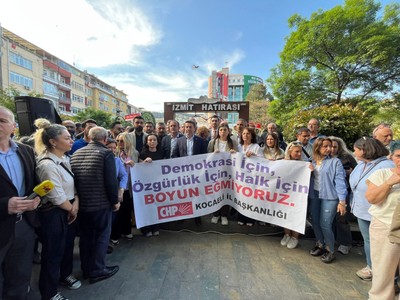 CHP’liler saldırıya uğrayan Özel için toplandı “Sandığı önümüze, adayımızı yanımıza istiyoruz”