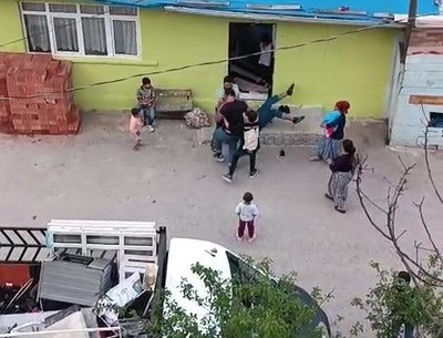 Kocaeli'deki iki grubun kavgasında tuğlalar havada uçuştu