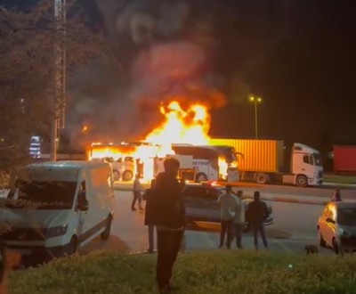 Kocaeli'de park halindeki otobüs alev alev yandı