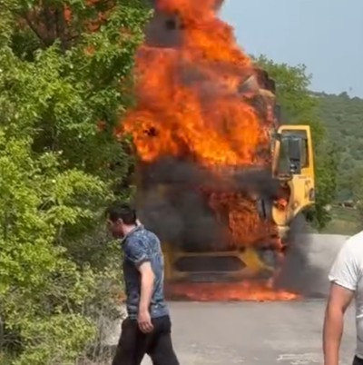 Kocaeli’de damperli tır alev alev yandı