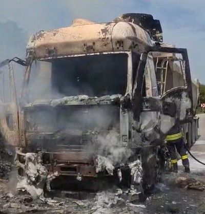 Kocaeli’de damperli tır alev alev yandı