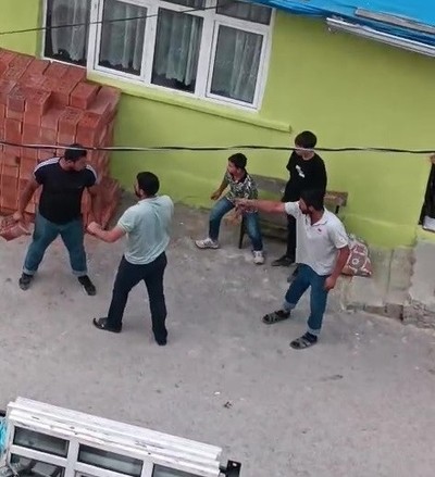 Kocaeli'deki iki grubun kavgasında tuğlalar havada uçuştu