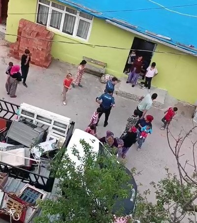 Kocaeli'deki iki grubun kavgasında tuğlalar havada uçuştu