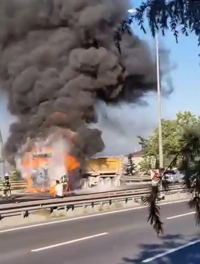 Gebze’de seyir halindeki hafriyat kamyonu alevlere teslim oldu