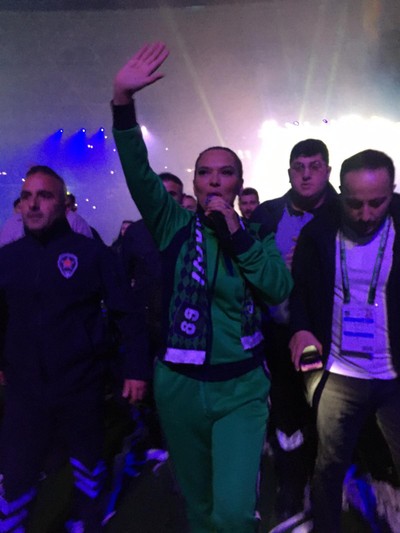 Demet Akalın Kocaeli Stadı’nda taraftarı coşturdu