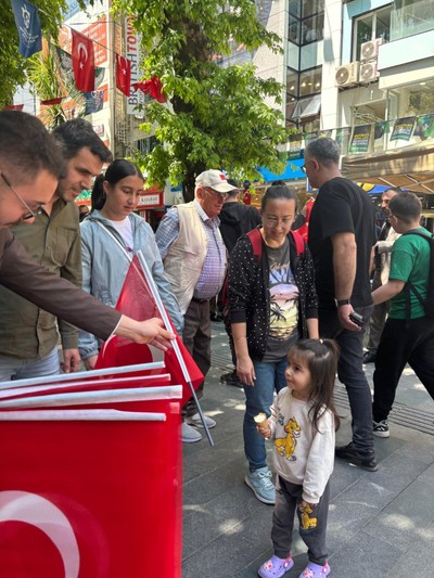 Ülkücüler, Yürüyüş Yolunda bayrak dağıttı