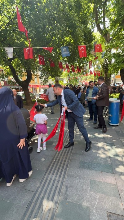 Ülkücüler, Yürüyüş Yolunda bayrak dağıttı