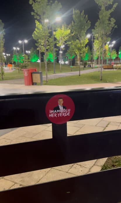 CHP’li gençler Derince sokaklarını “İmamoğlu her yerde” yazısıyla donattı