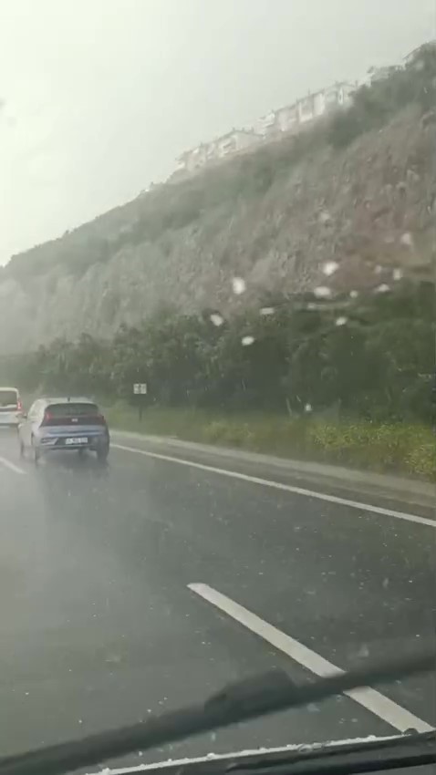 Kocaeli'de aniden bastıran dolu sürücülere zor anlar yaşattı