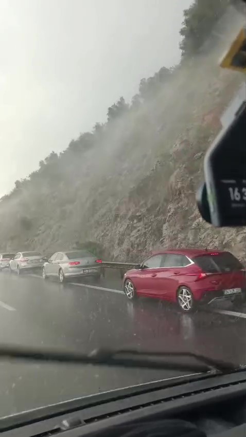 Kocaeli'de aniden bastıran dolu sürücülere zor anlar yaşattı