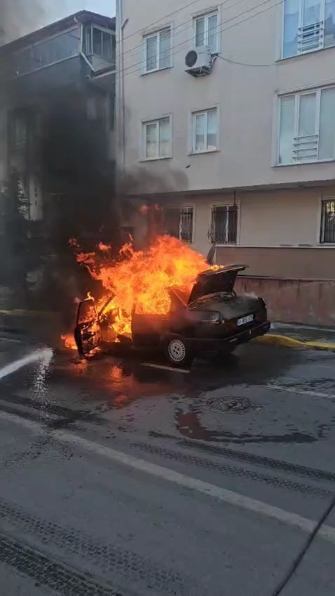 Derince’de seyir halindeki otomobil alev aldı