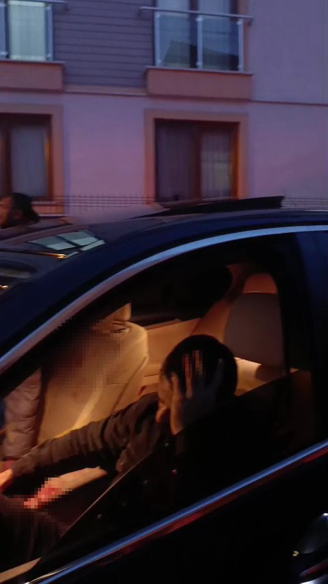 Körfez’de lüks otomobilde dehşet: Sürücü defalarca bıçaklandı