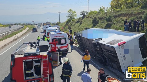 Yolcu otobüsü devrildi: Ölü ve yaralılar var