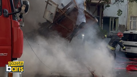 Kocaeli’de 2 ev alev alev yandı: Evin duvarı 2 itfaiye erinin üzerine düştü!