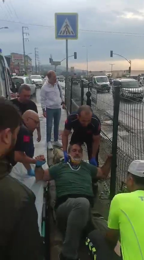 Derince’de yaya ve iki otomobilin karıştığı kazada 2 kişi yaralandı