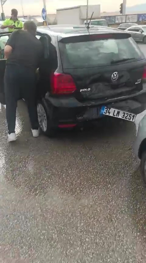 Derince’de yaya ve iki otomobilin karıştığı kazada 2 kişi yaralandı