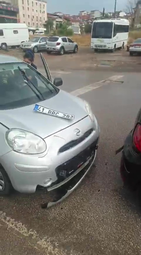 Derince’de yaya ve iki otomobilin karıştığı kazada 2 kişi yaralandı