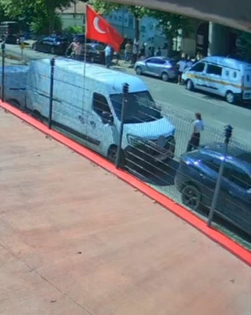 Kadın muhabire çirkin saldırı kamerada!